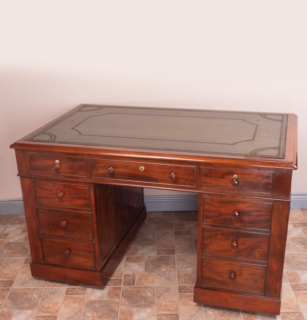 Fine Quality Early 19th Century Mahogany Desk