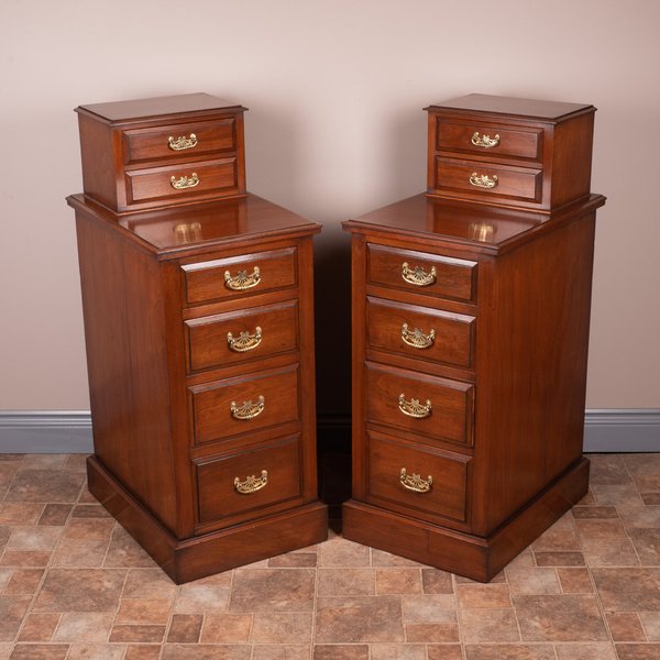 Good Quality Pair Of Edwardian Walnut Bedside Chests