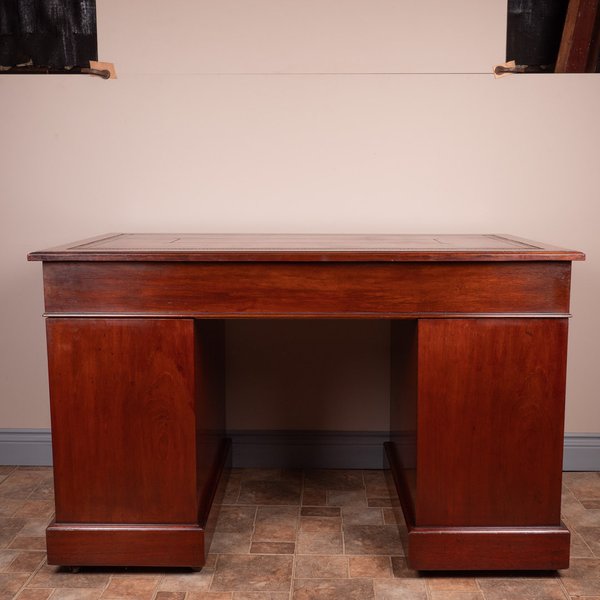 Good Quality Edwardian Mahogany Pedestal Desk